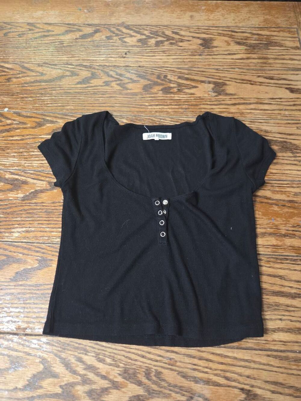 JOAH BROWN Ribbed Snap Front Henley Crop Tee in black sz S/M